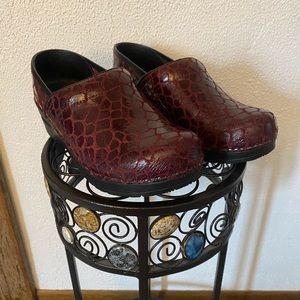 Sanita Clogs Size 38 (approximately 8 US size)